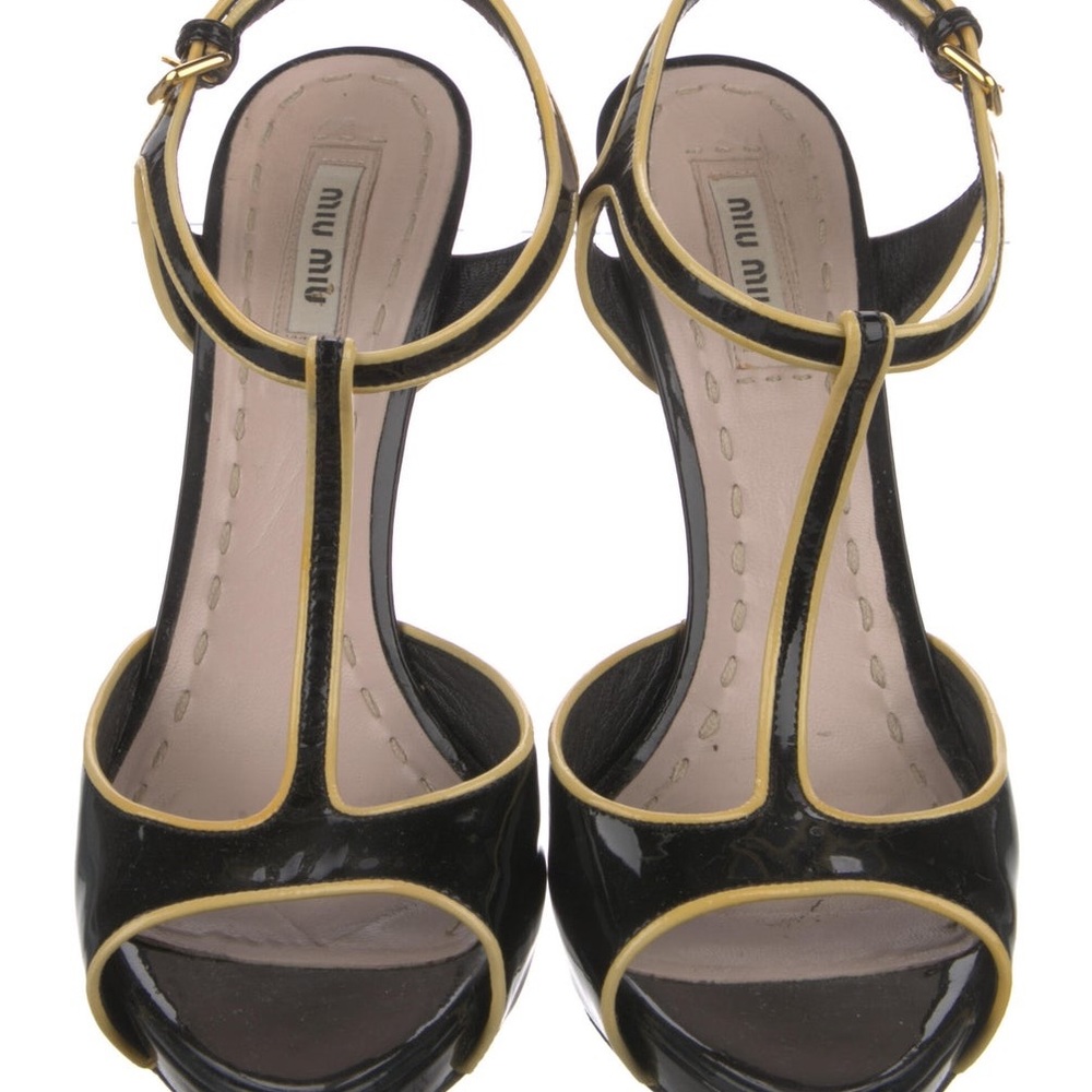 - MIU MIU T STRAP PATENT LEATHER SANDALS WITH YELLOW TERMING